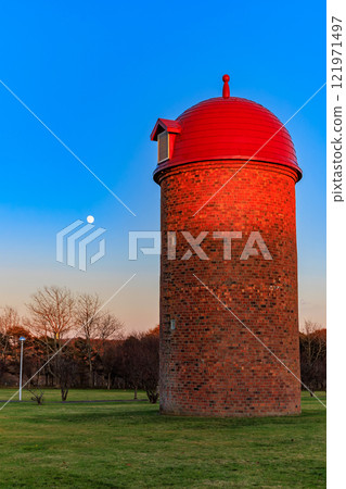 Meiji Park in the evening (three silos) in Nemuro, Hokkaido 121971497