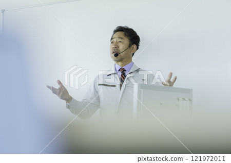 穿著工作服的中年男子在白板前說話 攝影合作：電波學園教育法人東京電子學校。 121972011