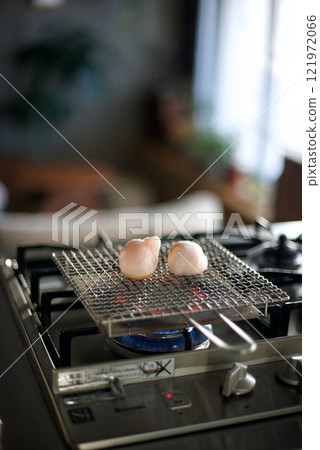 Round rice cakes being grilled on a grill Round rice cakes being grilled on a grill 121972066
