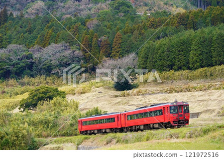 阿蘇特急地攀登阿蘇索瑪山的陡坡 阿蘇特急地攀登阿蘇索瑪山的陡坡 121972516