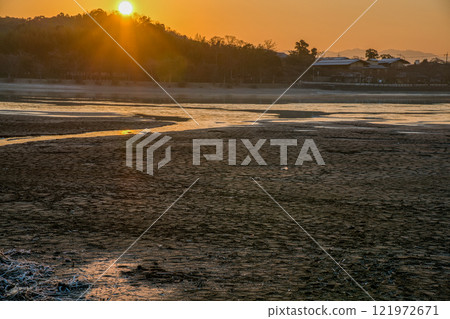 An early morning photo of Hirosawa Pond in winter in Ukyo Ward, Kyoto City An early morning photo of Hirosawa Pond in winter in Ukyo Ward, Kyoto City 121972671