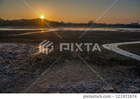 An early morning photo of Hirosawa Pond in winter in Ukyo Ward, Kyoto City An early morning photo of Hirosawa Pond in winter in Ukyo Ward, Kyoto City 121972674