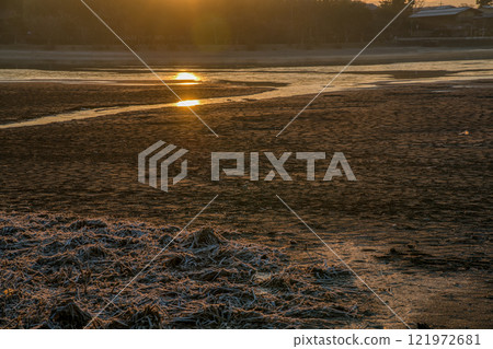 京都市右京區冬天的廣澤池的清晨照片。 121972681