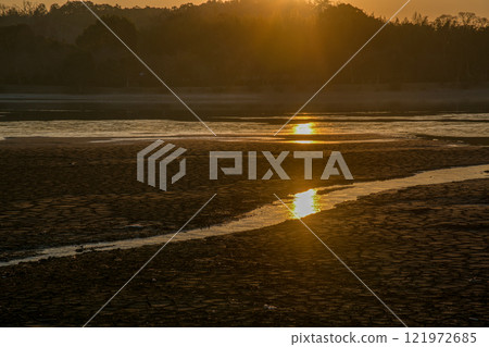 An early morning photo of Hirosawa Pond in winter in Ukyo Ward, Kyoto City 121972685