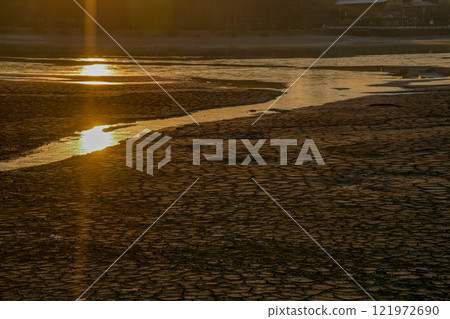 An early morning photo of Hirosawa Pond in winter in Ukyo Ward, Kyoto City An early morning photo of Hirosawa Pond in winter in Ukyo Ward, Kyoto City 121972690