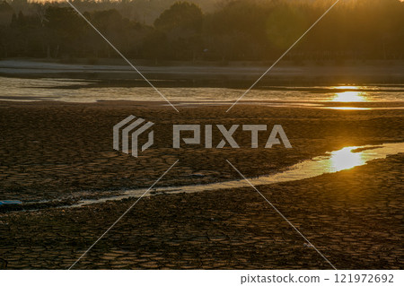 An early morning photo of Hirosawa Pond in winter in Ukyo Ward, Kyoto City 121972692