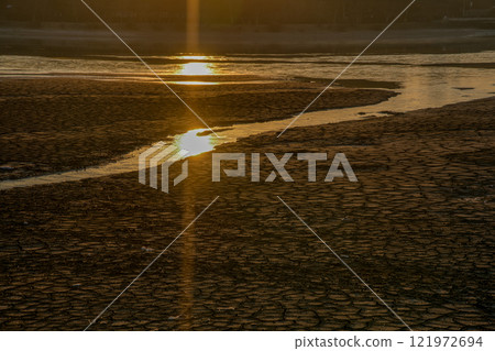 京都市右京區冬天的廣澤池的清晨照片。 京都市右京區冬天的廣澤池的清晨照片。 121972694