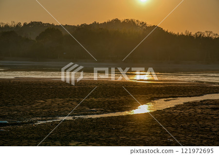 京都市右京區冬天的廣澤池的清晨照片。 京都市右京區冬天的廣澤池的清晨照片。 121972695