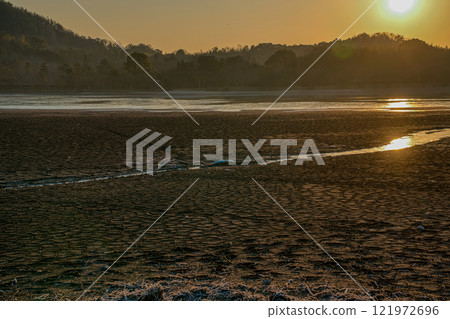 京都市右京區冬天的廣澤池的清晨照片。 121972696