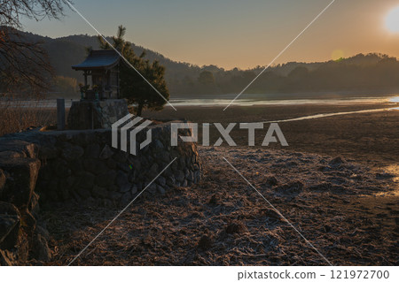 京都市右京區冬天的廣澤池的清晨照片。 121972700