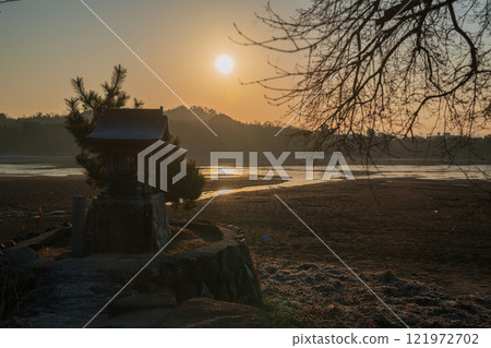 An early morning photo of Hirosawa Pond in winter in Ukyo Ward, Kyoto City An early morning photo of Hirosawa Pond in winter in Ukyo Ward, Kyoto City 121972702