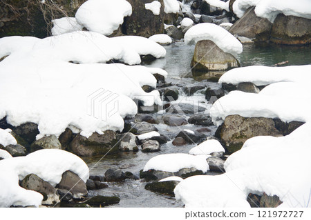 白雪覆蓋的溪流十和田奧入瀨 121972727