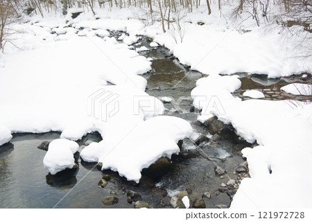 積雪的河流十和田奧入瀨溪流 121972728