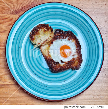 Egg in a hole 121972900