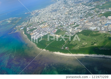 從石垣島上空俯瞰大海和城市景觀 從石垣島上空俯瞰大海和城市景觀 121973209