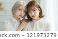 兩個年輕女子擁抱在一起 121973279
