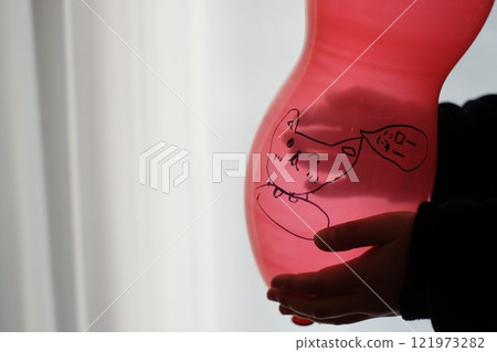 A picture of a cat drawn by an elementary school student on a balloon 121973282