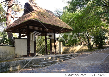 Thatched roof gate in front of the Haiseiden Hall inside Iga Ueno Castle 121973288