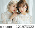 年輕女子近距離凝視 121973322