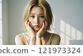 一個年輕女子帶著孤獨的表情 121973324