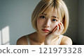 凝視著一個年輕女子 121973328