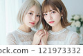 凝視著一件白色洋裝的年輕女子 121973332
