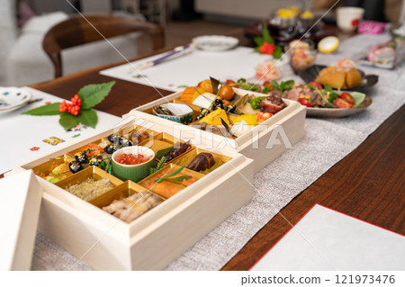 （日本新年、新年菜餚）禦節菜餚和佐尼，用美麗的泡桐盒子包裹，並配有包袱皮 121973476