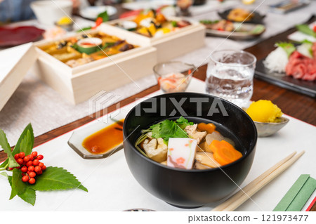 (日本新年、新年菜餚)禦節菜餚和佐尼,用美麗的泡桐盒子包裹,並配有包袱皮 (日本新年、新年菜餚)禦節菜餚和佐尼,用美麗的泡桐盒子包裹,並配有包袱皮 121973477