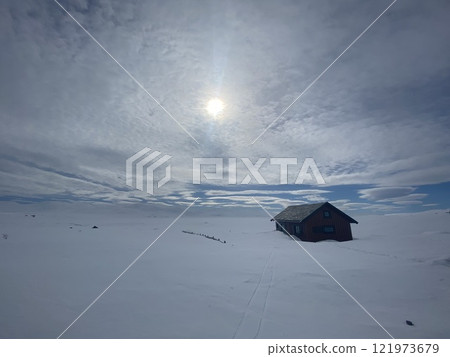 北歐，挪威，雪景中的小屋 121973679