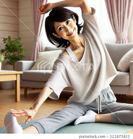 一個女人在她的客廳健身 一個女人在她的客廳健身 121973821