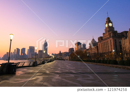 中國上海,外灘的建築沐浴在晨光中 中國上海,外灘的建築沐浴在晨光中 121974258