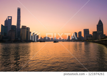 從中國上海外灘看到的清晨黃浦江 從中國上海外灘看到的清晨黃浦江 121974261