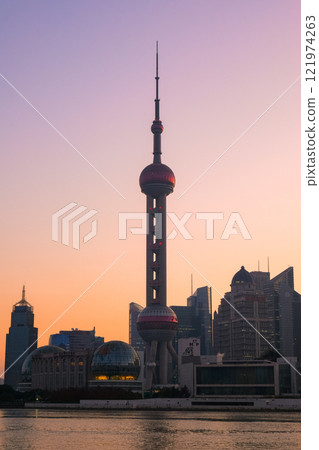 清晨從中國上海外灘看到的摩天大樓 清晨從中國上海外灘看到的摩天大樓 121974263