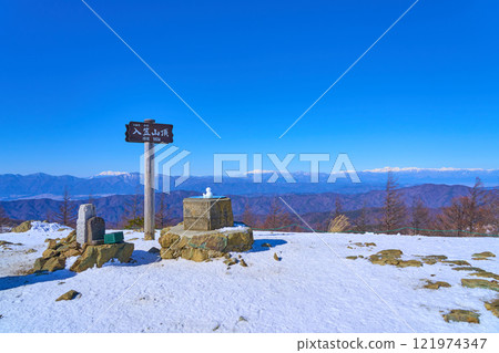 冬季從長野縣入笠山頂看到的西北側景色（禦嶽山、北阿爾卑斯山等） 121974347