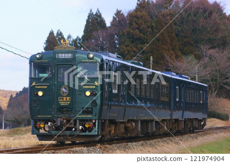 深綠色和藍色包裹的特快川瀨美山瀨美 深綠色和藍色包裹的特快川瀨美山瀨美 121974904