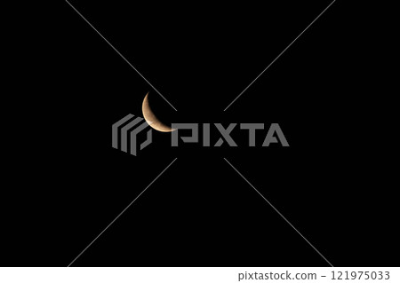 新月漂浮在夜空中 新月漂浮在夜空中 121975033