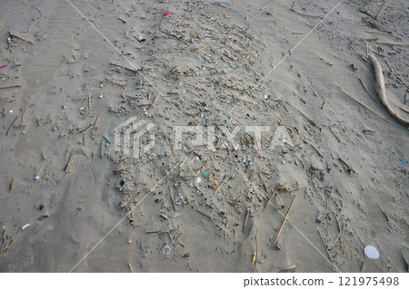 The amount of trash washed up on the beach The amount of trash washed up on the beach 121975498