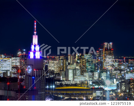 面對 NTT Docomo 代代木大廈的西新宿夜景 121975519