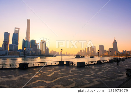 從中國上海外灘看到的清晨黃浦江 121975679