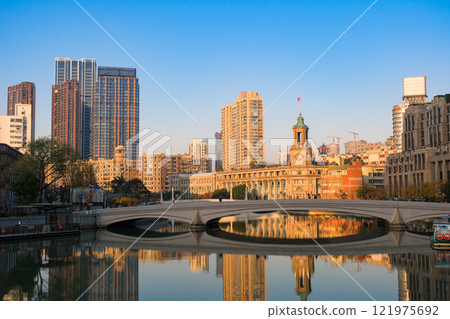 上海、中國、蘇州河和清晨的城市景觀 上海、中國、蘇州河和清晨的城市景觀 121975692