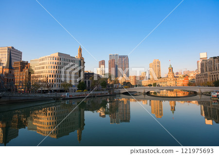 上海、中國、蘇州河和清晨的城市景觀 121975693