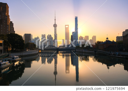 清晨，上海浦東新區的摩天大樓 121975694