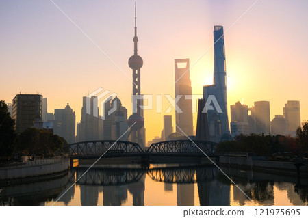 清晨,上海浦東新區的摩天大樓 清晨,上海浦東新區的摩天大樓 121975695