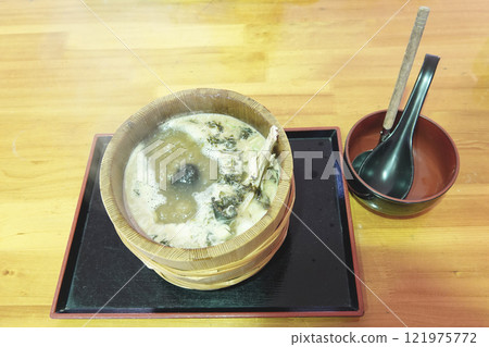 男鹿名產石鍋烤(將加熱後的石頭放入海鮮味噌湯中的菜餚) 男鹿名產石鍋烤(將加熱後的石頭放入海鮮味噌湯中的菜餚) 121975772