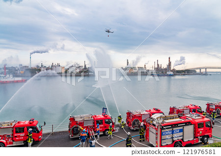 四日市消防局成立儀式、同步噴水演習（三重縣四日市市） 121976581