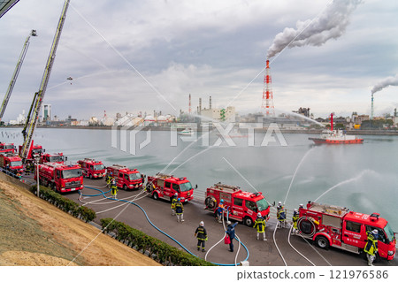 四日市消防局成立儀式、同步噴水演習（三重縣四日市市） 121976586