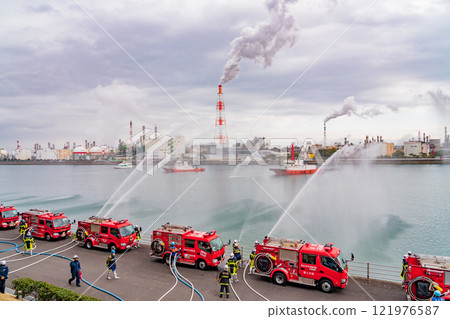 Yokkaichi City Fire Department New Year's Parade and Water Discharge Training (Yokkaichi City, Mie Prefecture) 121976587