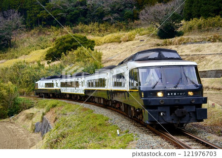 The Asoboy express train comes up the switchbacks at Tateno! 121976703