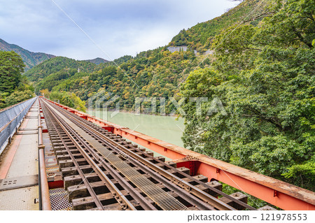 靜岡縣川根本町奧大井彩虹橋的紅葉染紅的奧大井彩虹橋 121978553