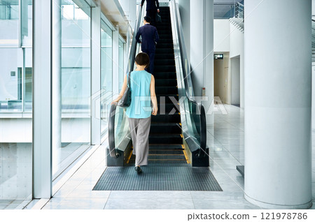 Business person commuting 121978786